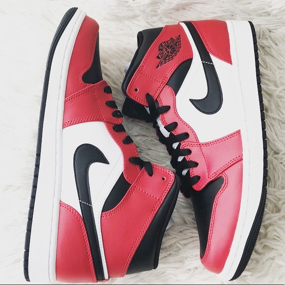NIKE AIR JORDAN 1 MID ‘CHICAGO BLACK TOE’ SNEAKERS - Picture 5 of 15